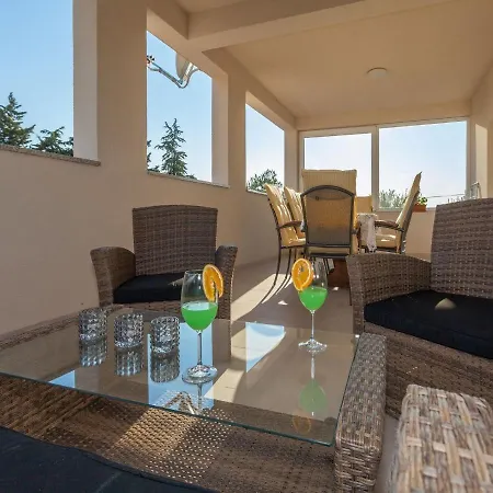 Vakantiehuis Poolincluded - Marin *