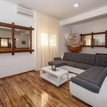 Vakantiehuis Poolincluded - Marin *